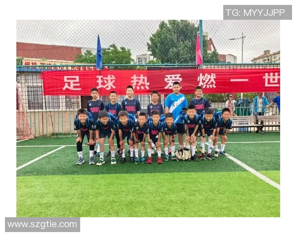 在绿茵场上捡水瓶传递环保理念与足球精神的完美结合