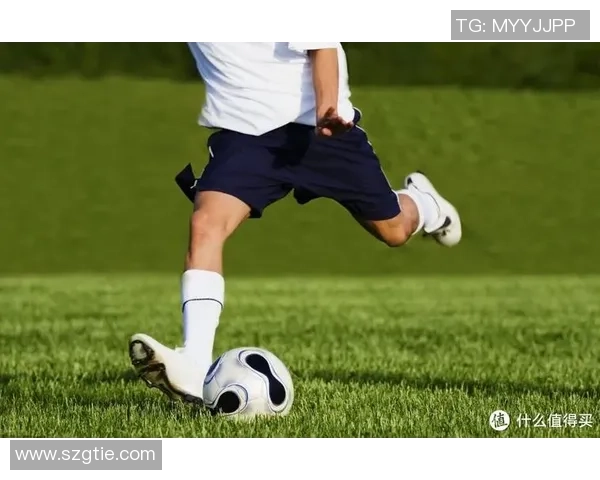 足球带球放松技巧分享助你提升球技与心理素质的完美结合